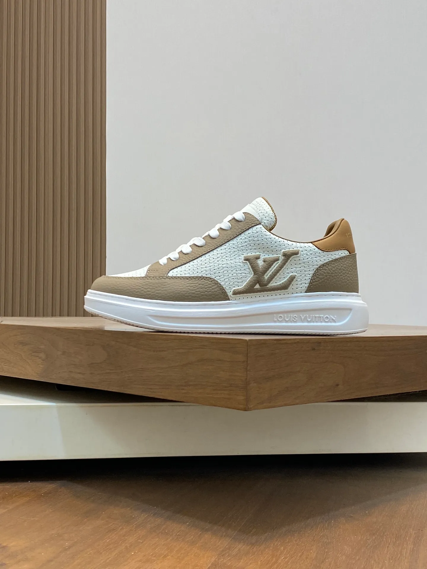 Factory Price: 400💰LV🔍Top Purchasing Agency🇮🇹 Lu Street Boy’s popular sports shoes counter synchronized, uppers imported from Italy cowhide fabric, high-quality complex splicing crafts, imported water-dyed cowhide lining cowhide feet Sole: Original sole provided by the original factory, T men's men's shoes 💰U exclusive movable molded sole, super comfortable, original factory follow-up goods, 🔍🔍high quality, can be entered and exited the counter at will, welcome to compare, code number 39-44 (order 38 45)